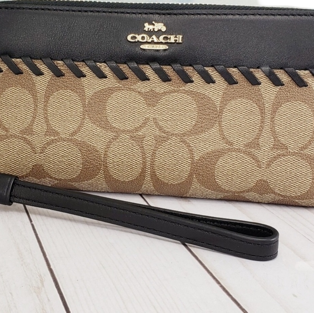❤️🌹PRICE DROP⬇️ COACH SIGNATURE WRISTLET WALLET - Picture 2 of 5